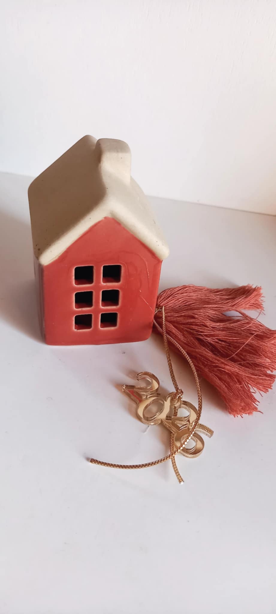 Γούρι 2026 κεραμικό σπιτάκι με στοιχείο 2026