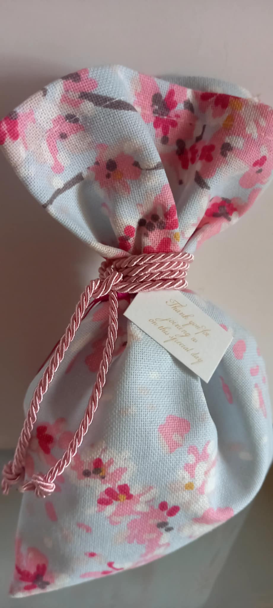 Μπομπονιέρα βάπτισης πουγκί με φλοράλ μοτίβο