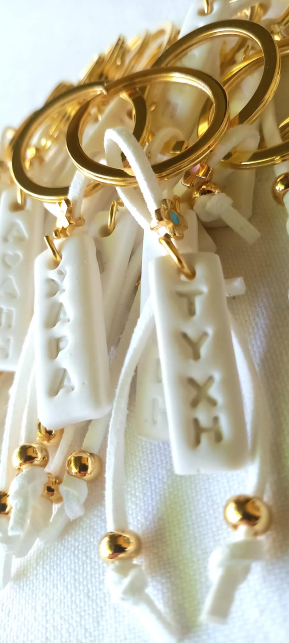 Μαρτυρικό βάπτισης μπρελόκ με υφή πορσελάνης και σταυρό