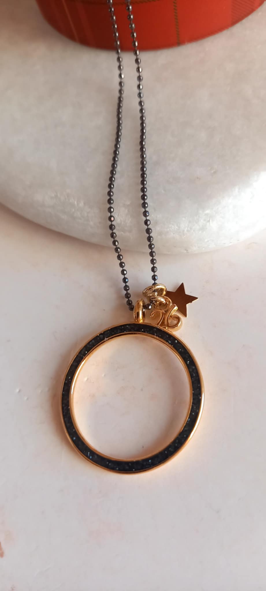 Κολιέ - γούρι με επιχρυσωμένα στοιχεία