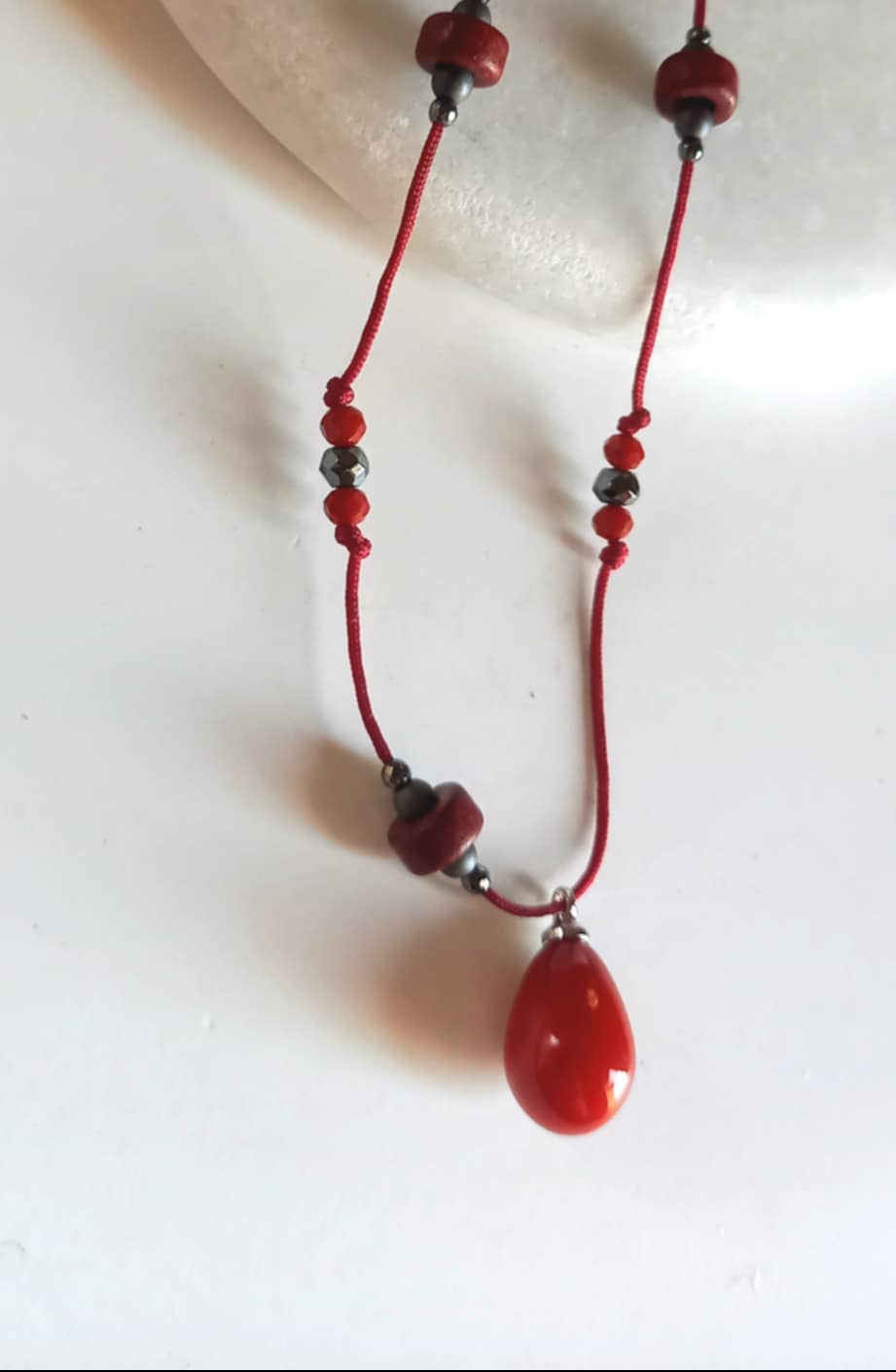 Κολιέ με κορδόνι, αιματίτες και μοτίφ