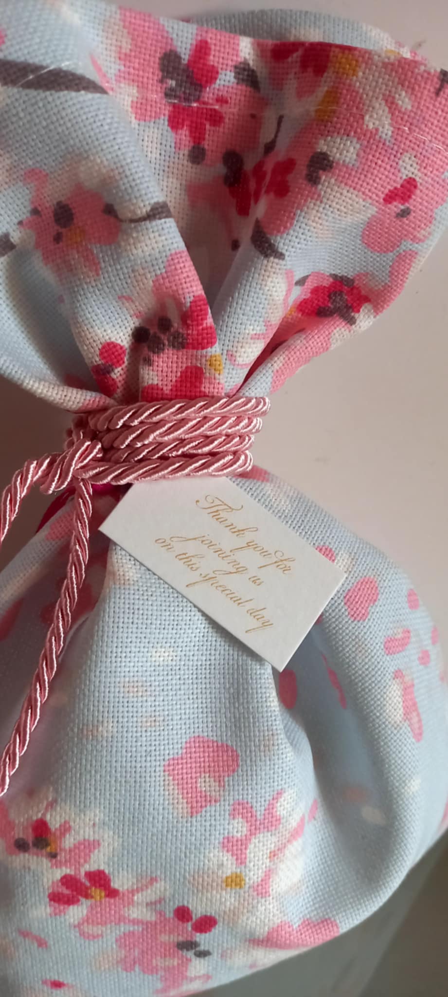 Μπομπονιέρα βάπτισης πουγκί με φλοράλ μοτίβο