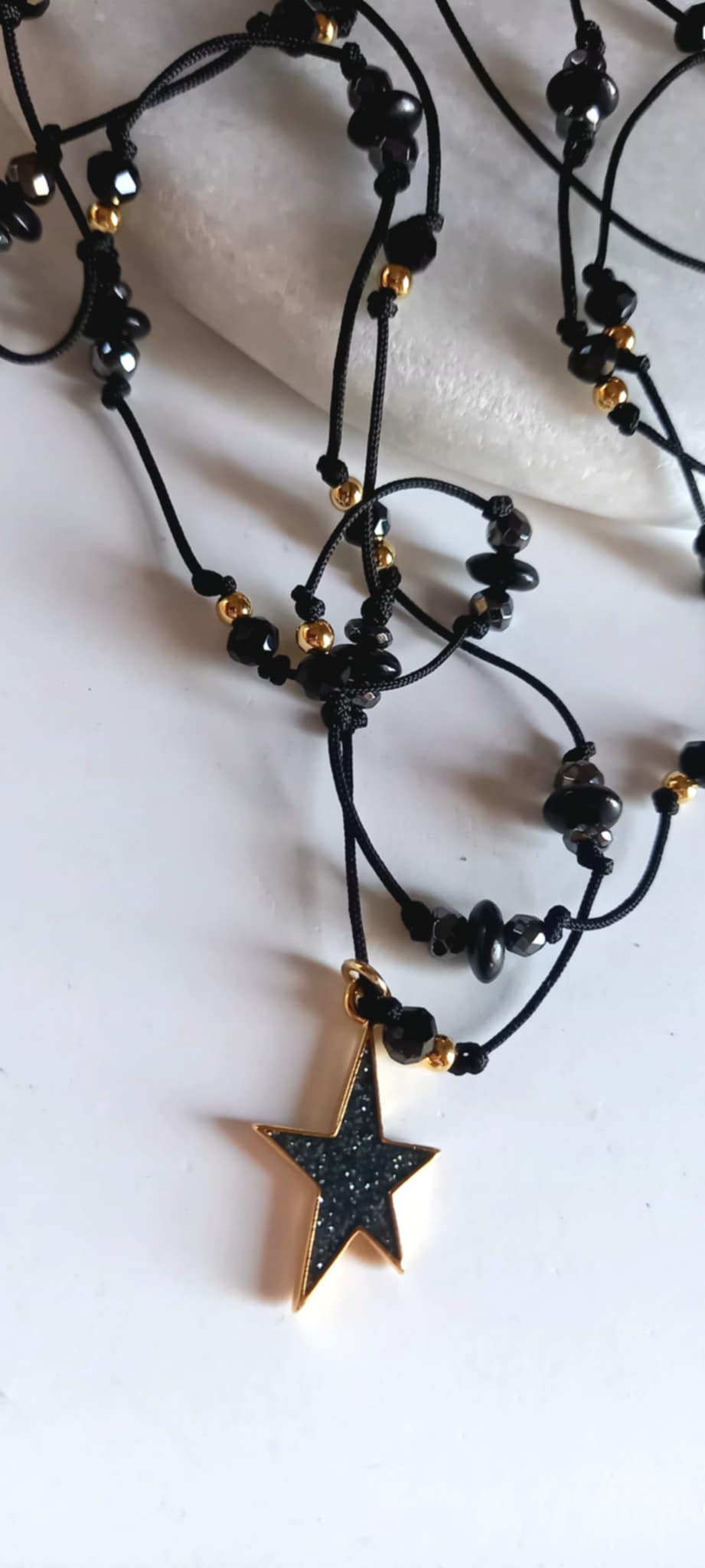 Κολιέ με κορδόνι, αιματίτες και μοτίφ αστέρι