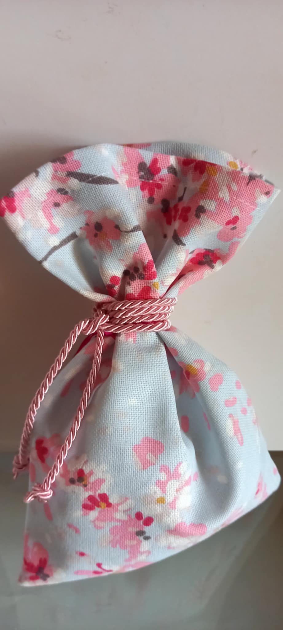 Μπομπονιέρα βάπτισης πουγκί με φλοράλ μοτίβο