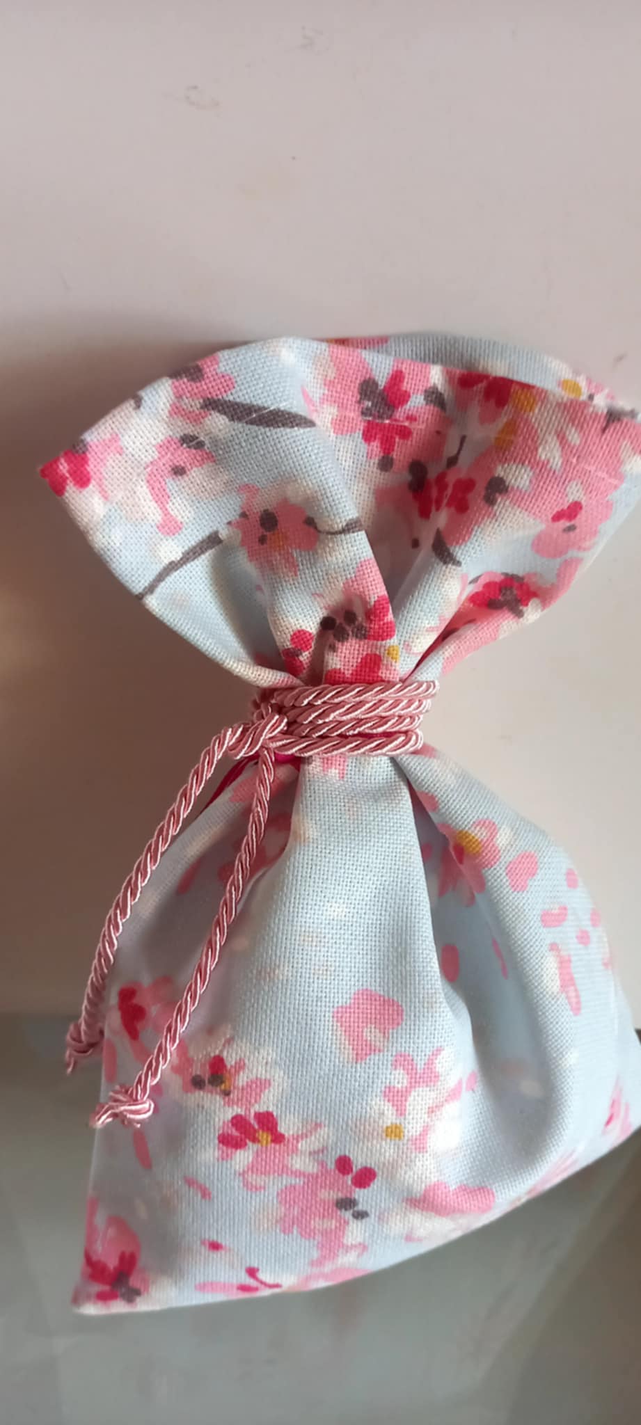 Μπομπονιέρα βάπτισης πουγκί με φλοράλ μοτίβο