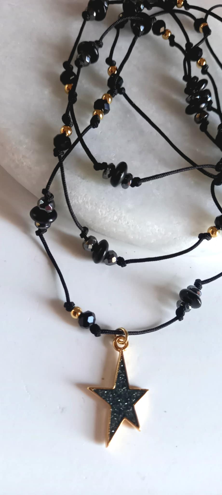 Κολιέ με κορδόνι, αιματίτες και μοτίφ αστέρι