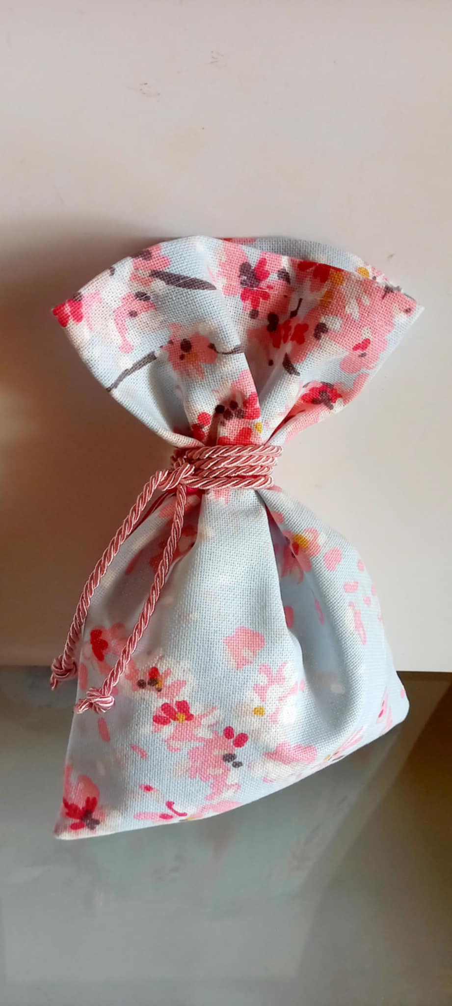 Μπομπονιέρα βάπτισης πουγκί με φλοράλ μοτίβο