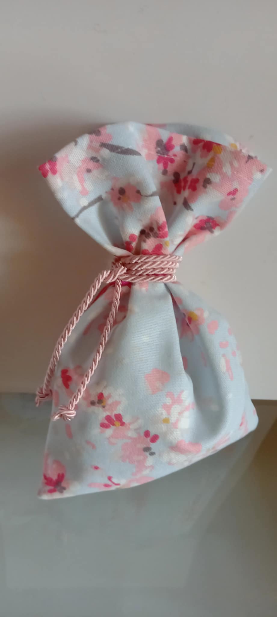 Μπομπονιέρα βάπτισης πουγκί με φλοράλ μοτίβο