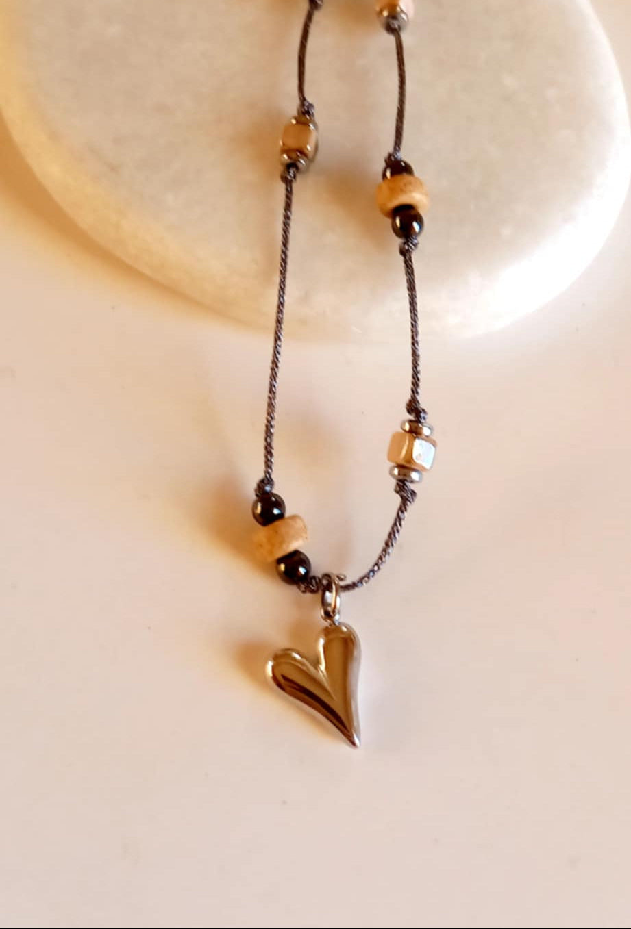 Κολιέ με κεραμικά στοιχεία και αιματίτες