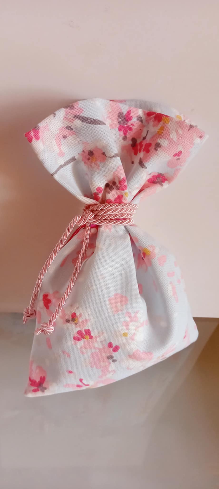 Μπομπονιέρα βάπτισης πουγκί με φλοράλ μοτίβο