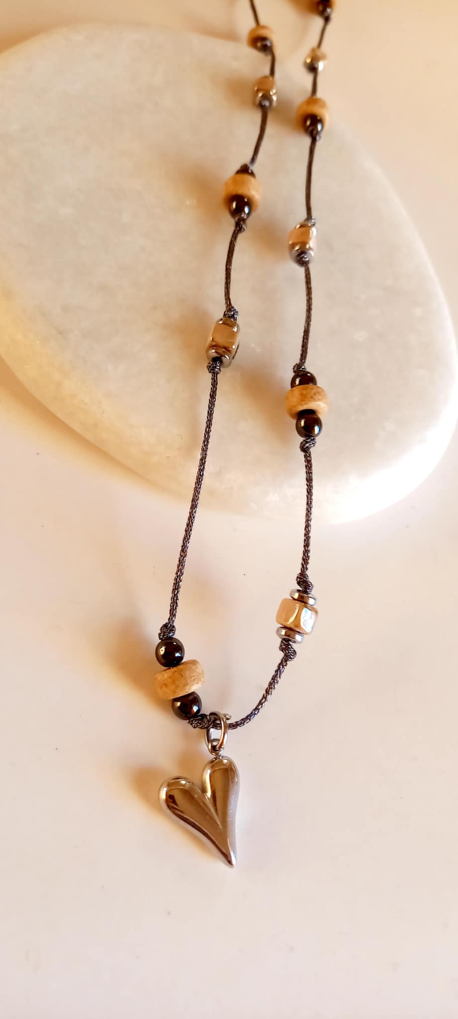 Κολιέ με κεραμικά στοιχεία και αιματίτες