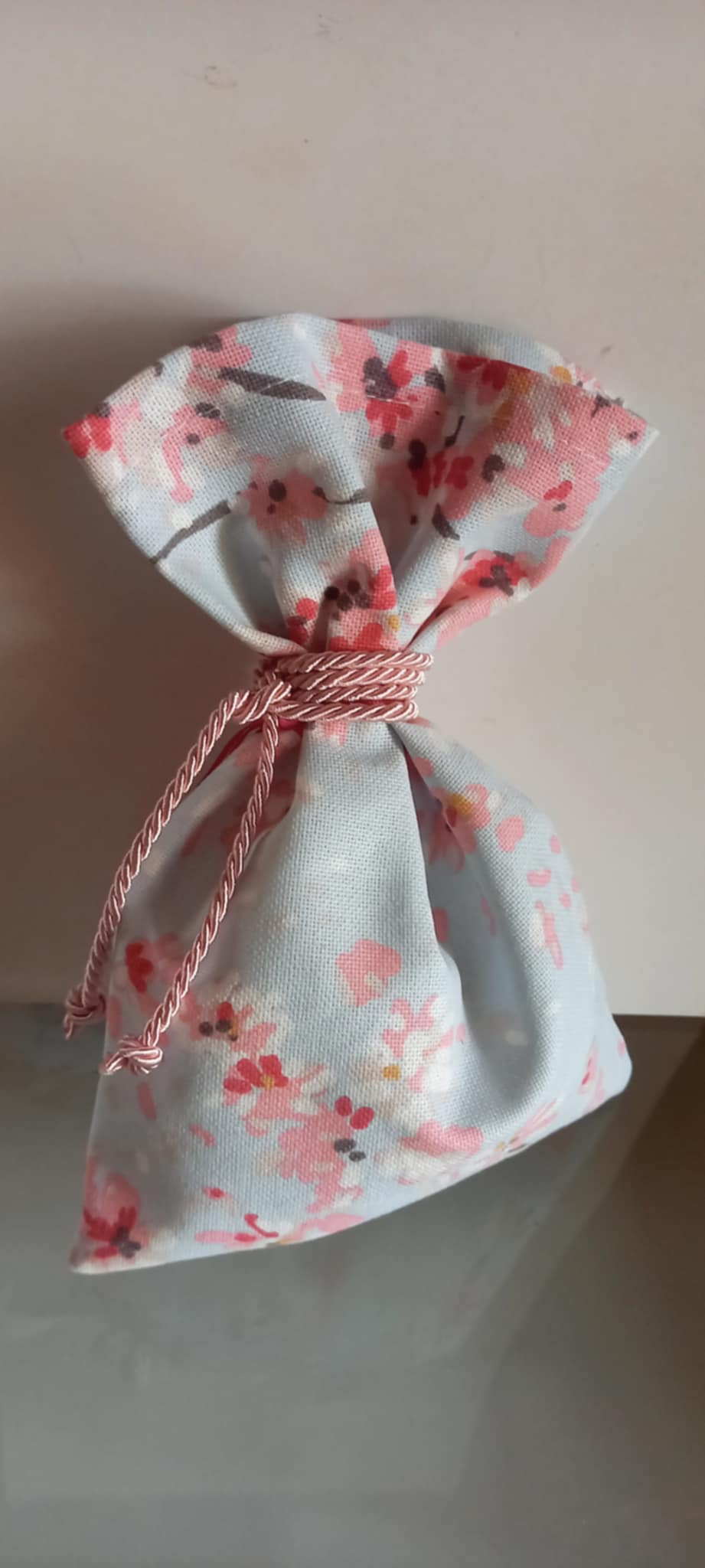 Μπομπονιέρα βάπτισης πουγκί με φλοράλ μοτίβο