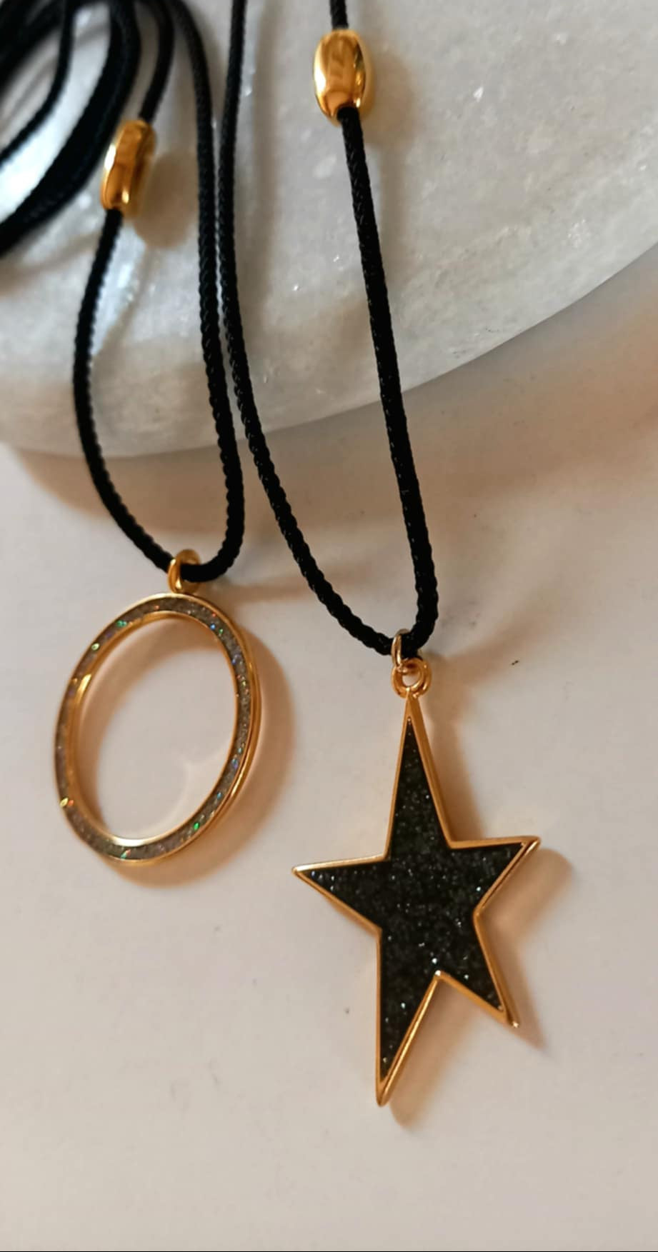 Κολιέ με κορδόνι και μοτίφ αστέρι με σμάλτο