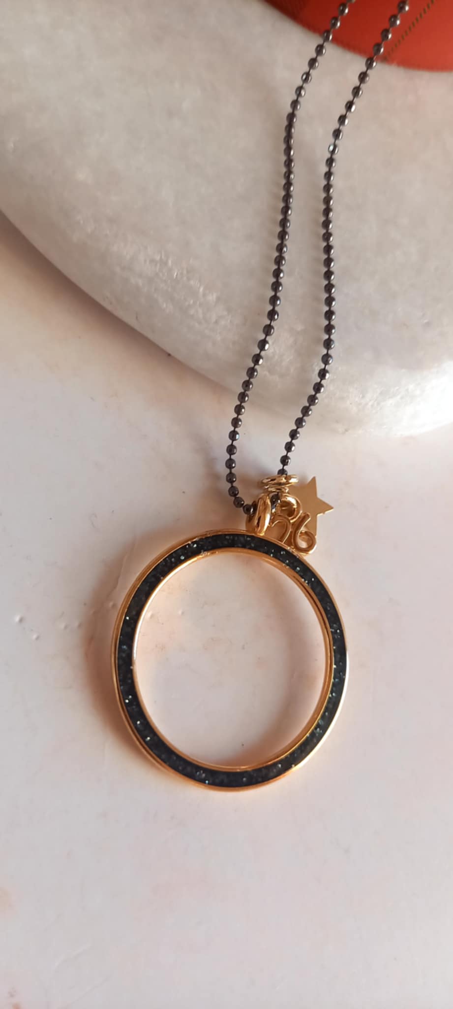 Κολιέ - γούρι με επιχρυσωμένα στοιχεία