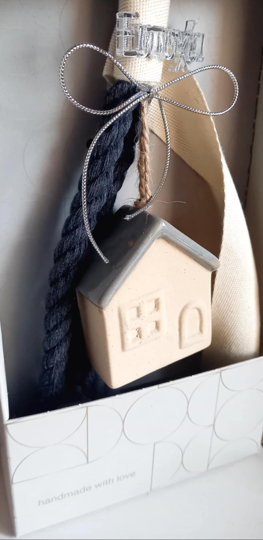 Γούρι 2026 κεραμικό σπιτάκι με σχοινί
