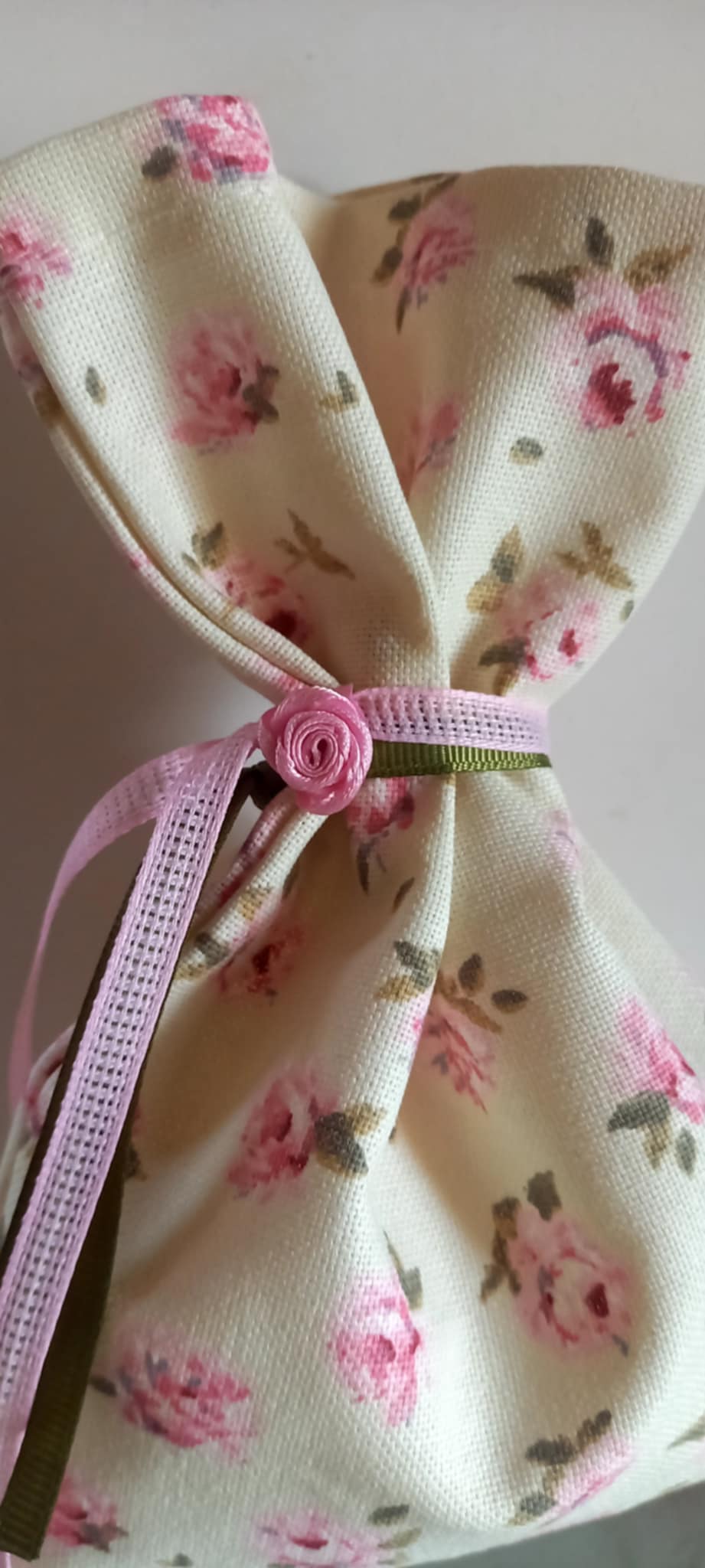 Μπομπονιέρα βάπτισης πουγκί με λουλουδάκι