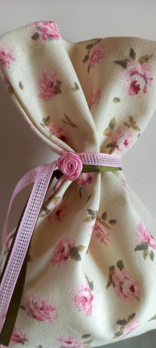 Μπομπονιέρα βάπτισης πουγκί με λουλουδάκι