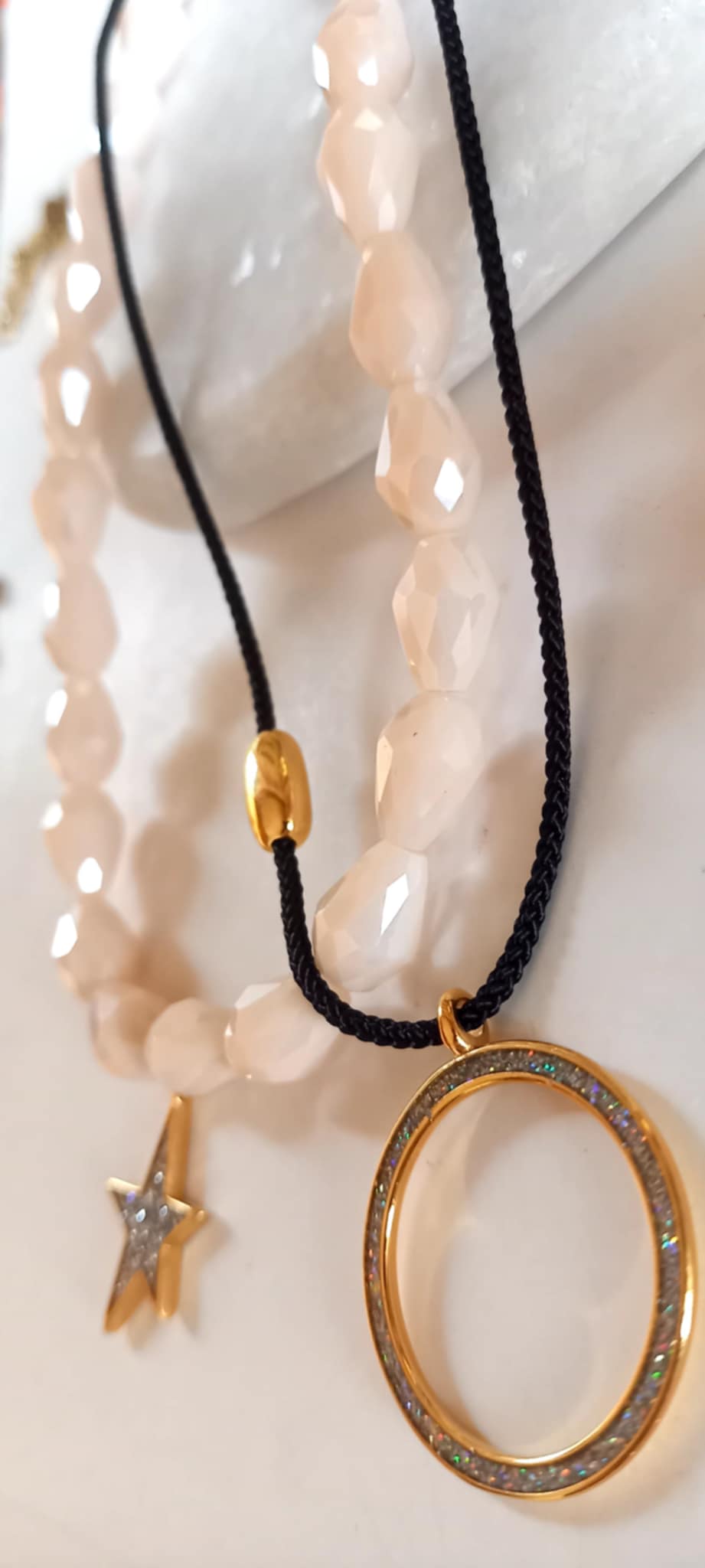 Κολιέ με κορδόνι και λαμπερό μοτίφ