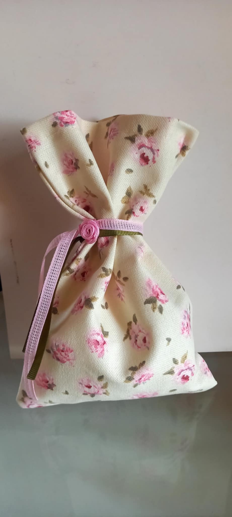 Μπομπονιέρα βάπτισης πουγκί με λουλουδάκι