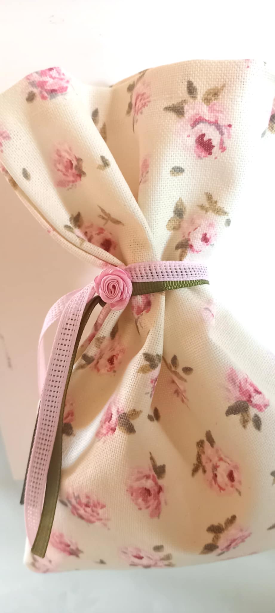 Μπομπονιέρα βάπτισης πουγκί με λουλουδάκι