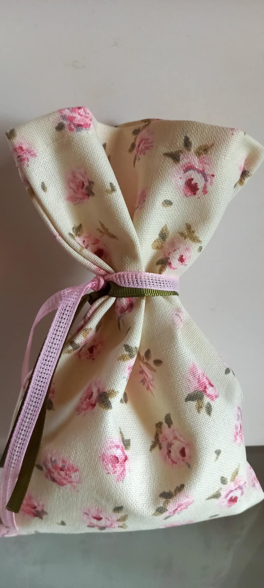 Μπομπονιέρα βάπτισης πουγκί με λουλουδάκι