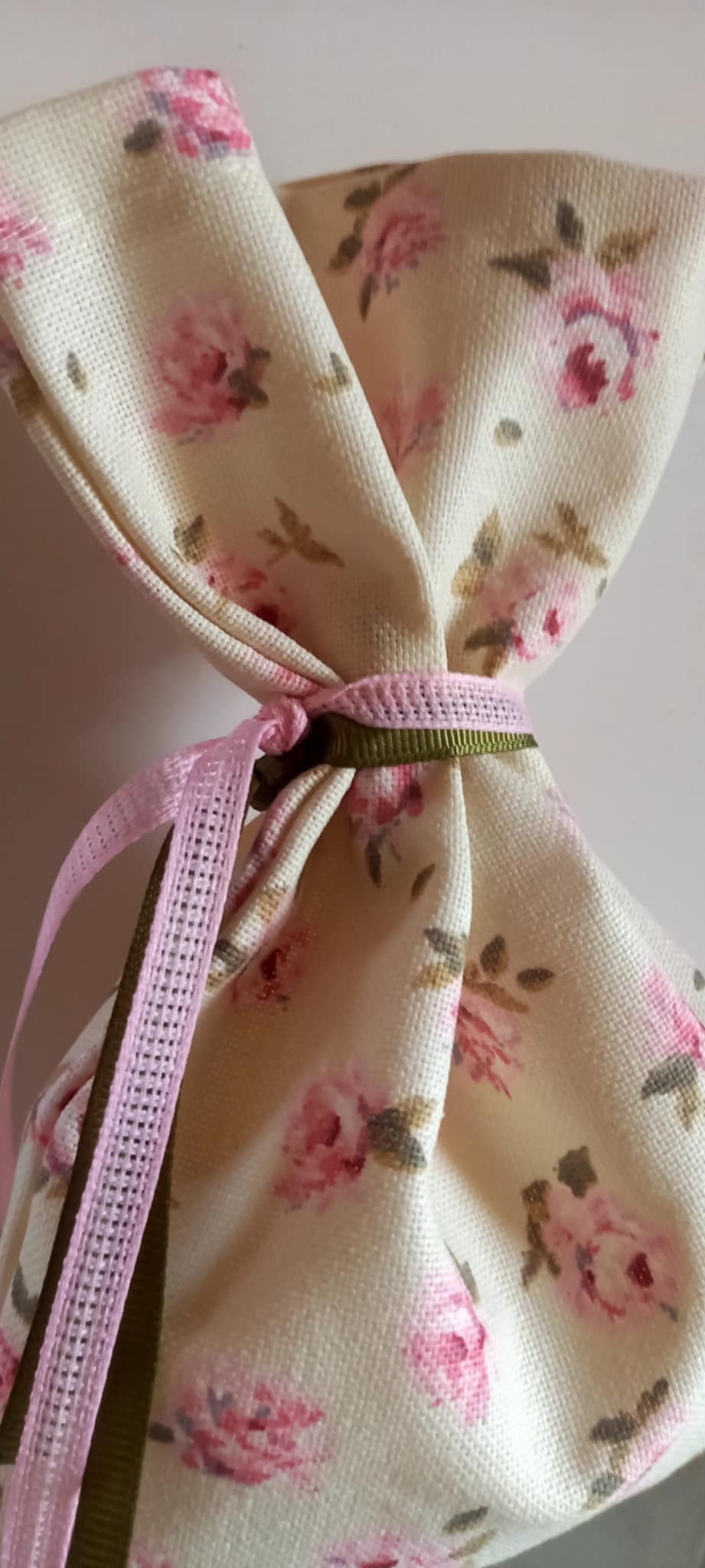 Μπομπονιέρα βάπτισης πουγκί με λουλουδάκι