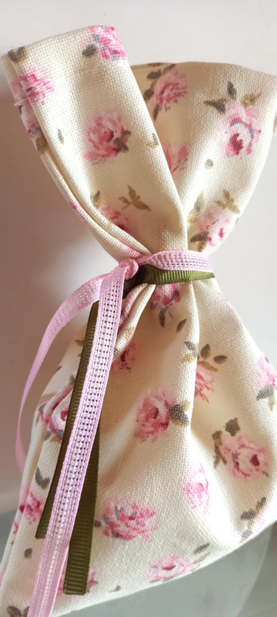 Μπομπονιέρα βάπτισης πουγκί με λουλουδάκι