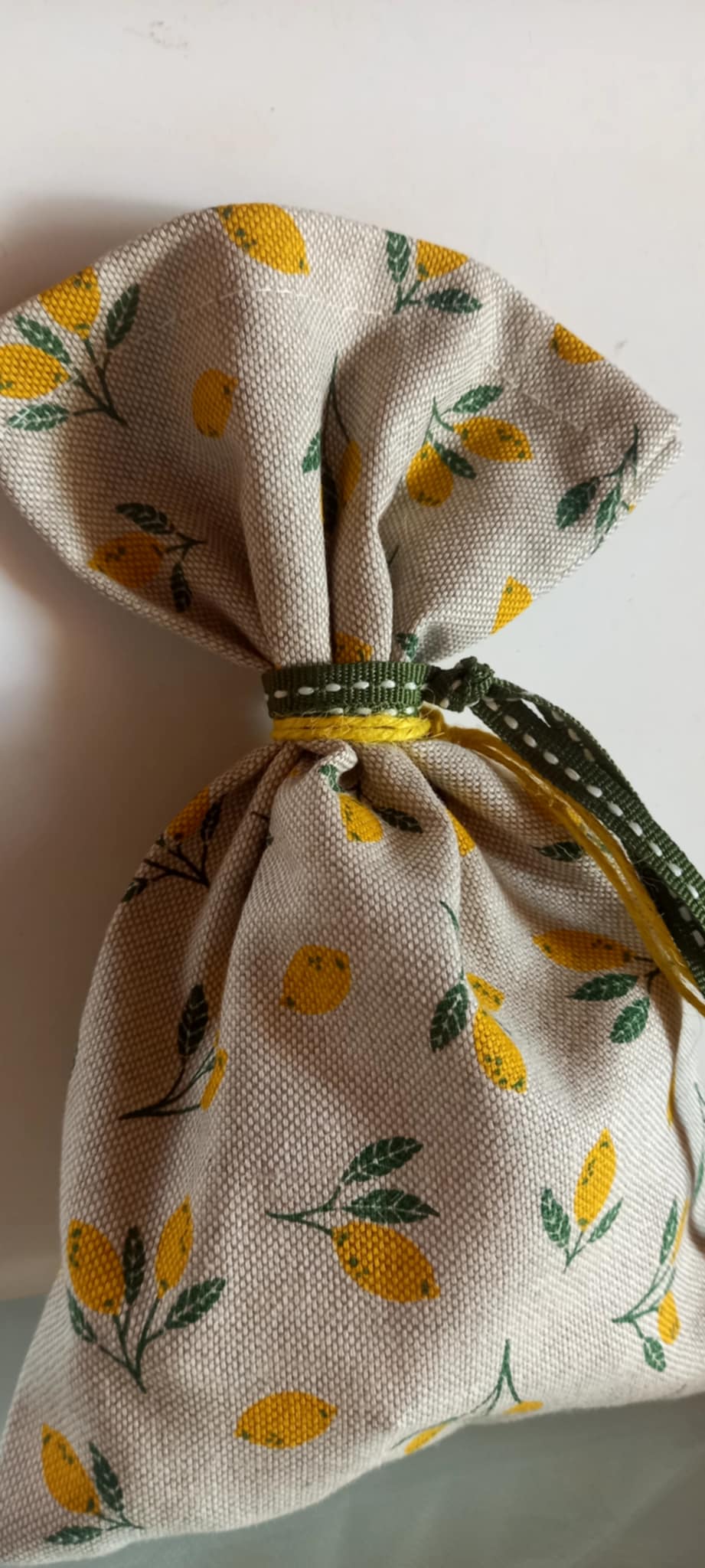 Μπομπονιέρα βάπτισης πουγκί με μοτίβο λεμόνια