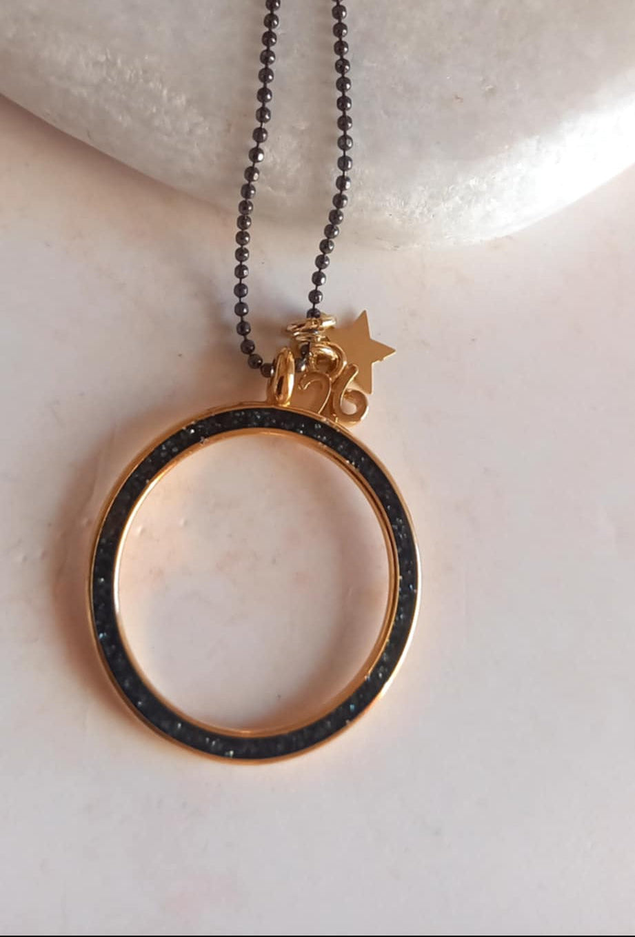 Κολιέ - γούρι με επιχρυσωμένα στοιχεία