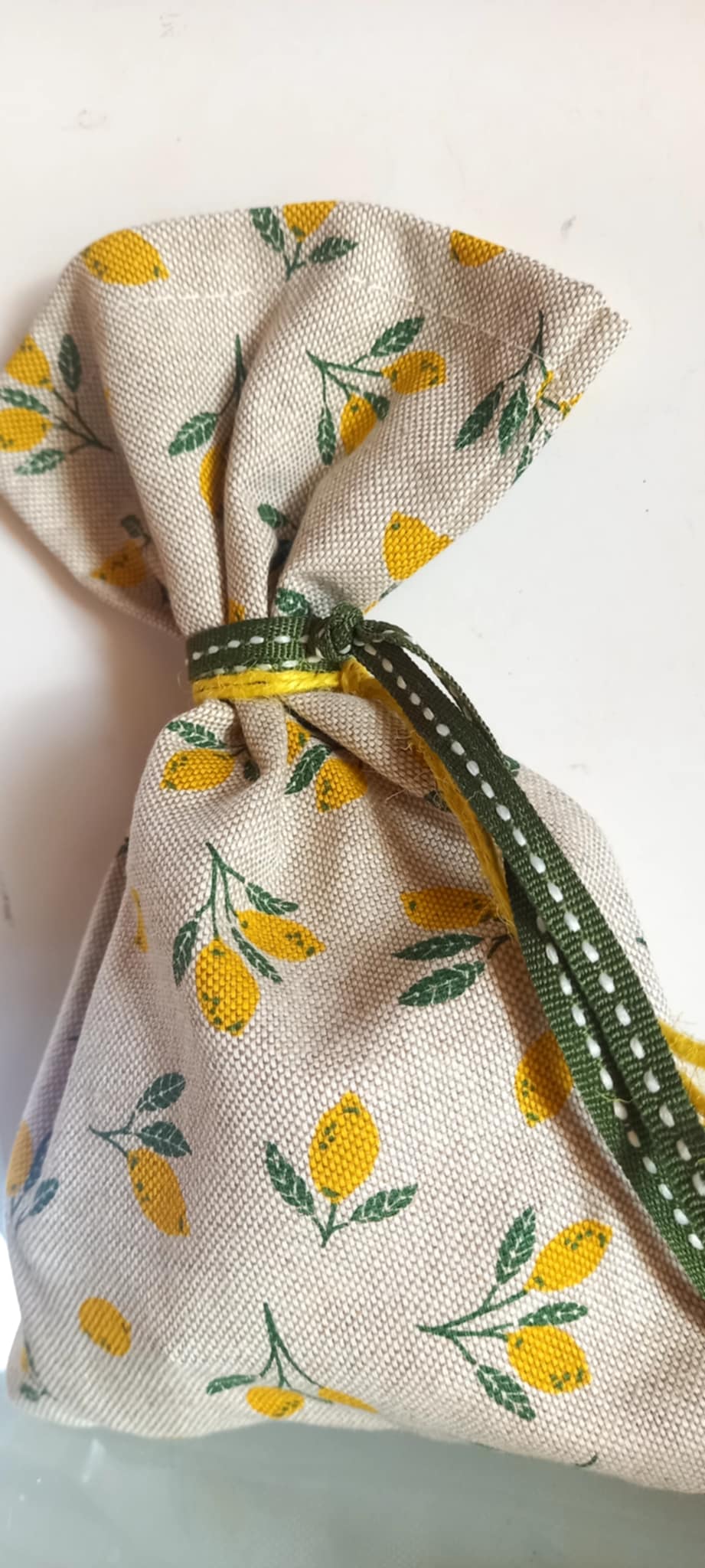 Μπομπονιέρα βάπτισης πουγκί με μοτίβο λεμόνια