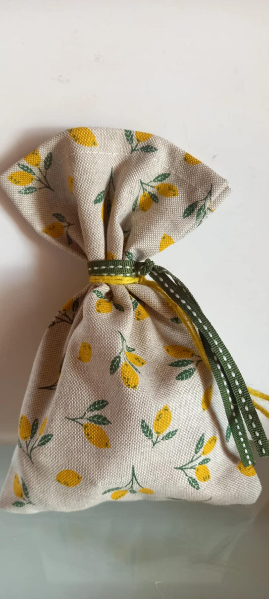 Μπομπονιέρα βάπτισης πουγκί με μοτίβο λεμόνια