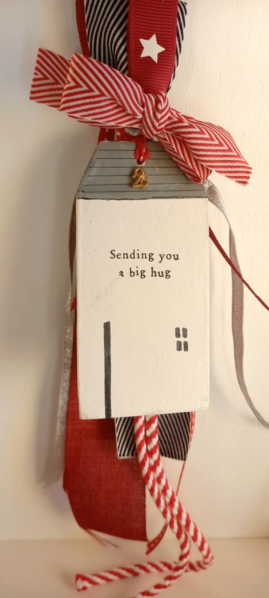 Κρεμαστό γούρι με ξύλινο σπιτάκι