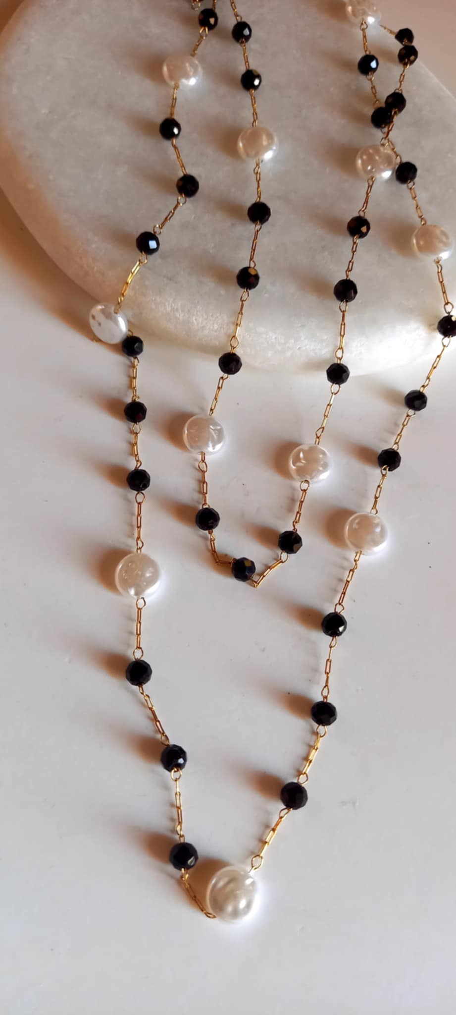 Κολιέ - ροζάριο σε λευκό και μαύρο