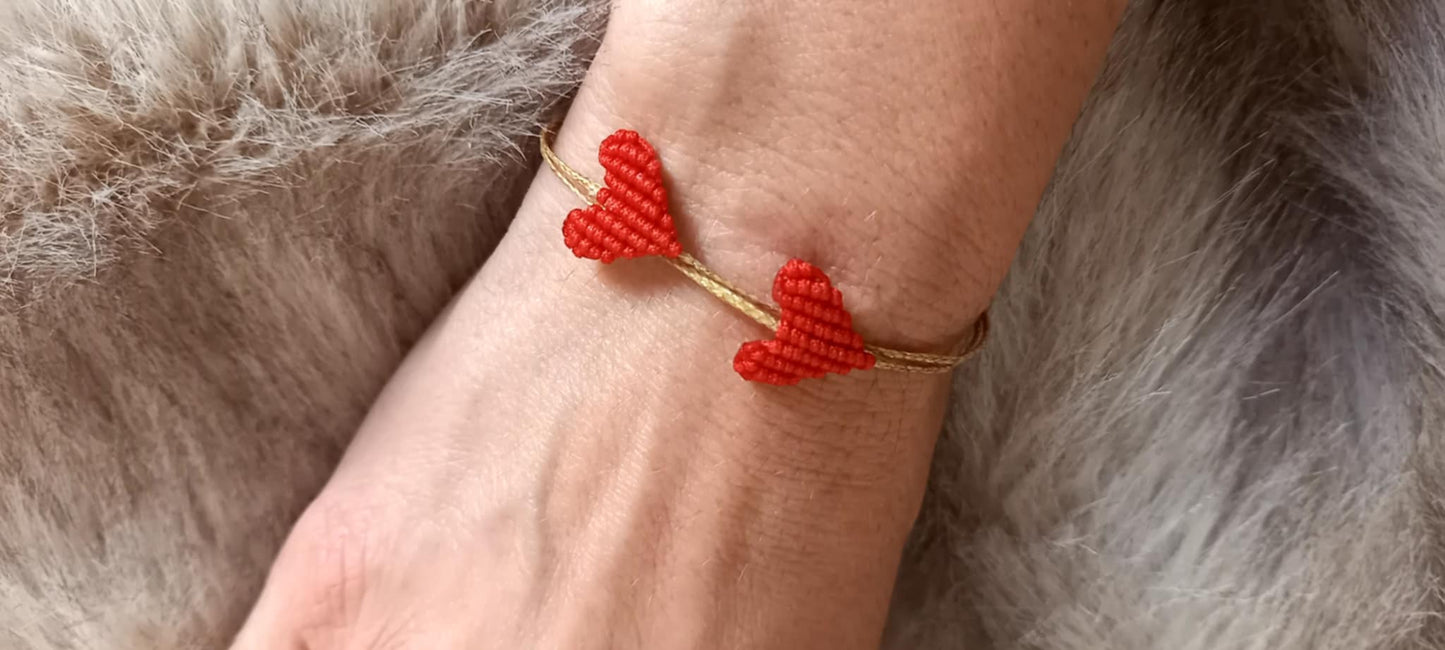 Βραχιόλι με καρδιές μακραμέ