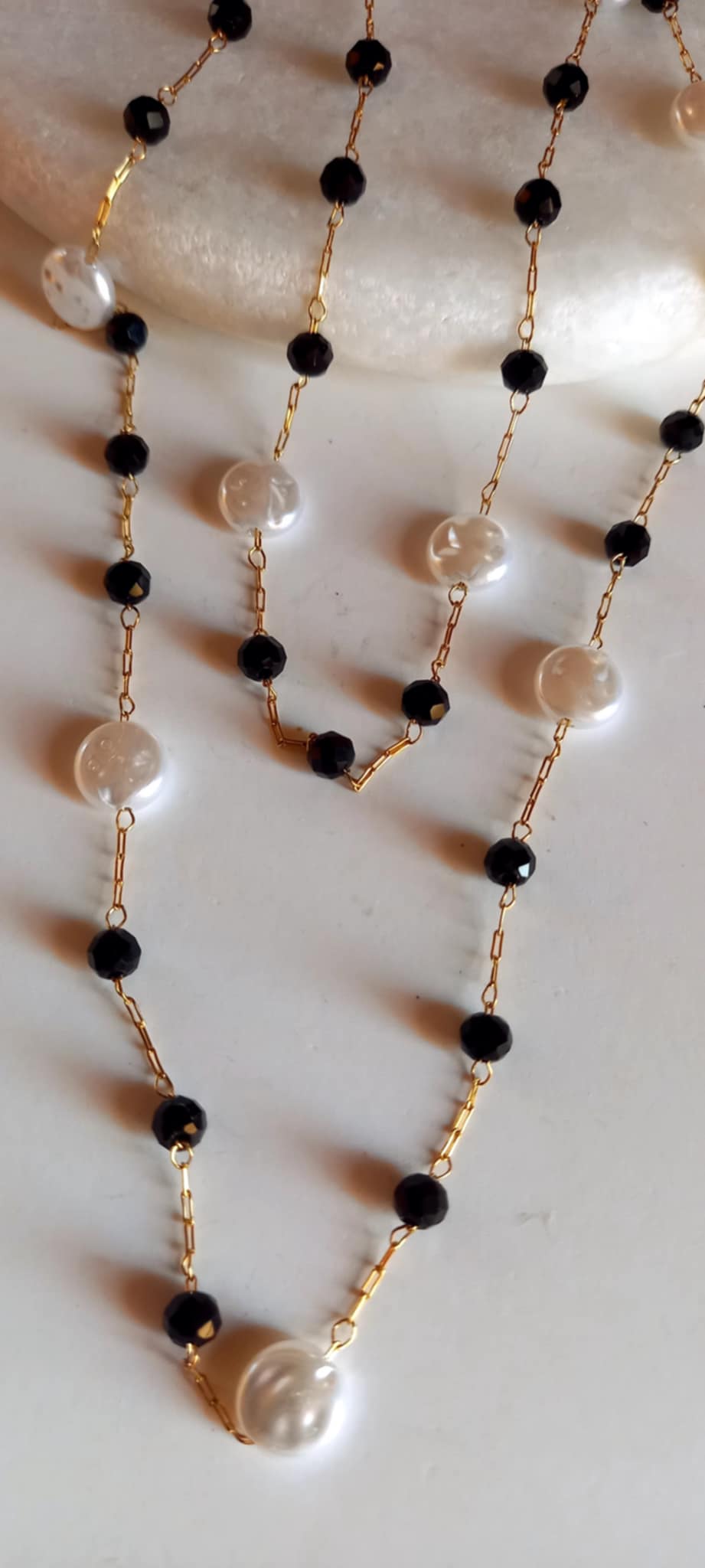 Κολιέ - ροζάριο σε λευκό και μαύρο