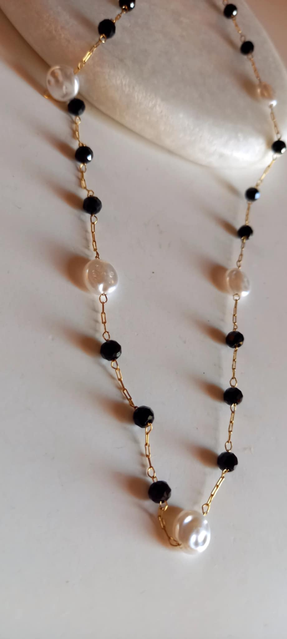 Κολιέ - ροζάριο σε λευκό και μαύρο