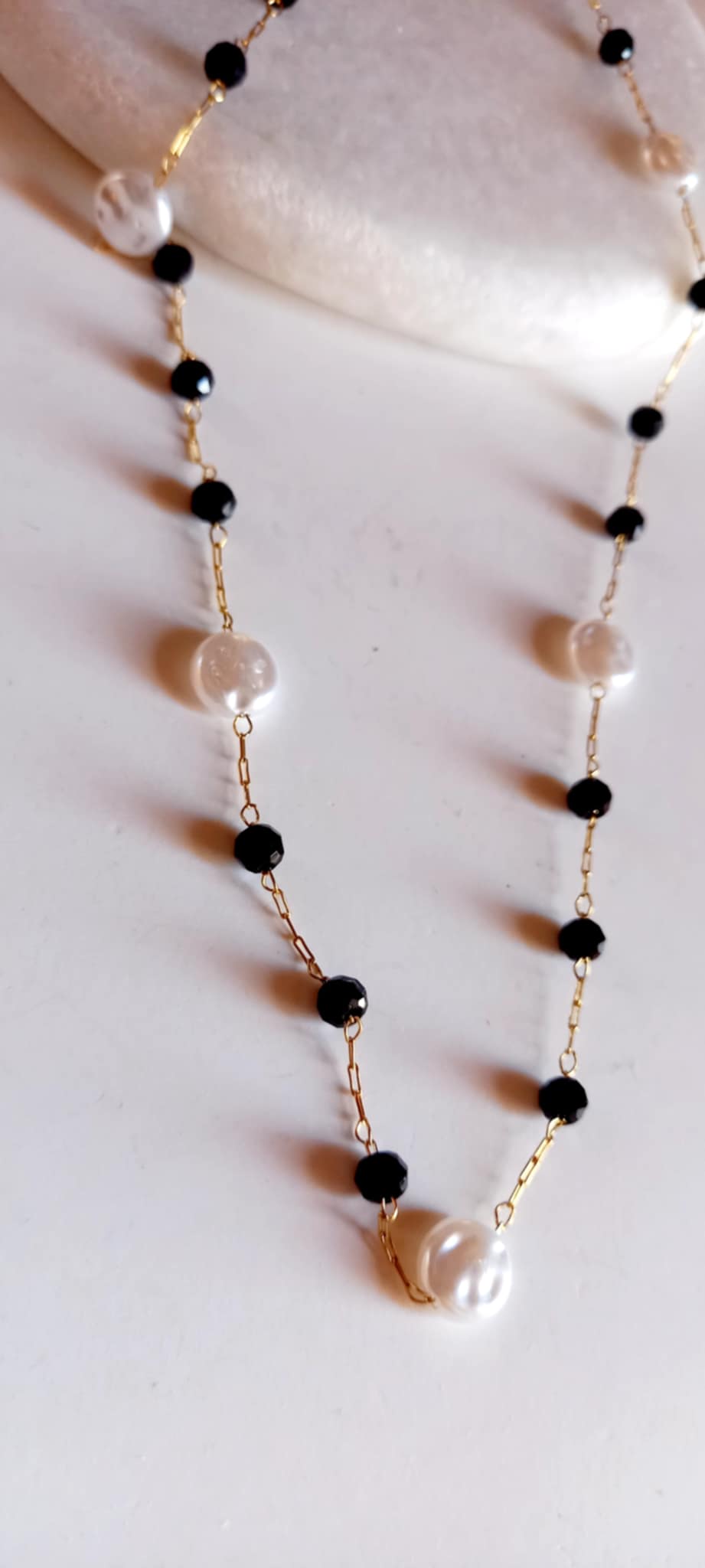 Κολιέ - ροζάριο σε λευκό και μαύρο