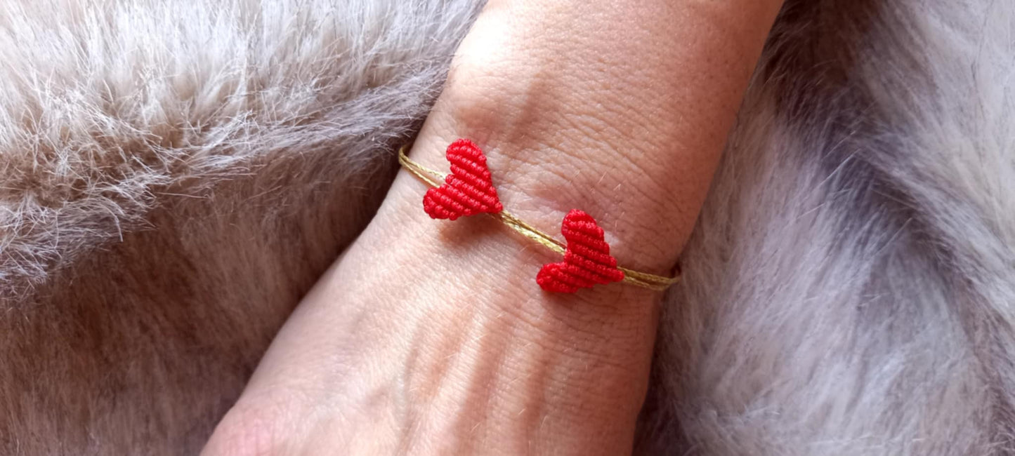 Βραχιόλι με καρδιές μακραμέ