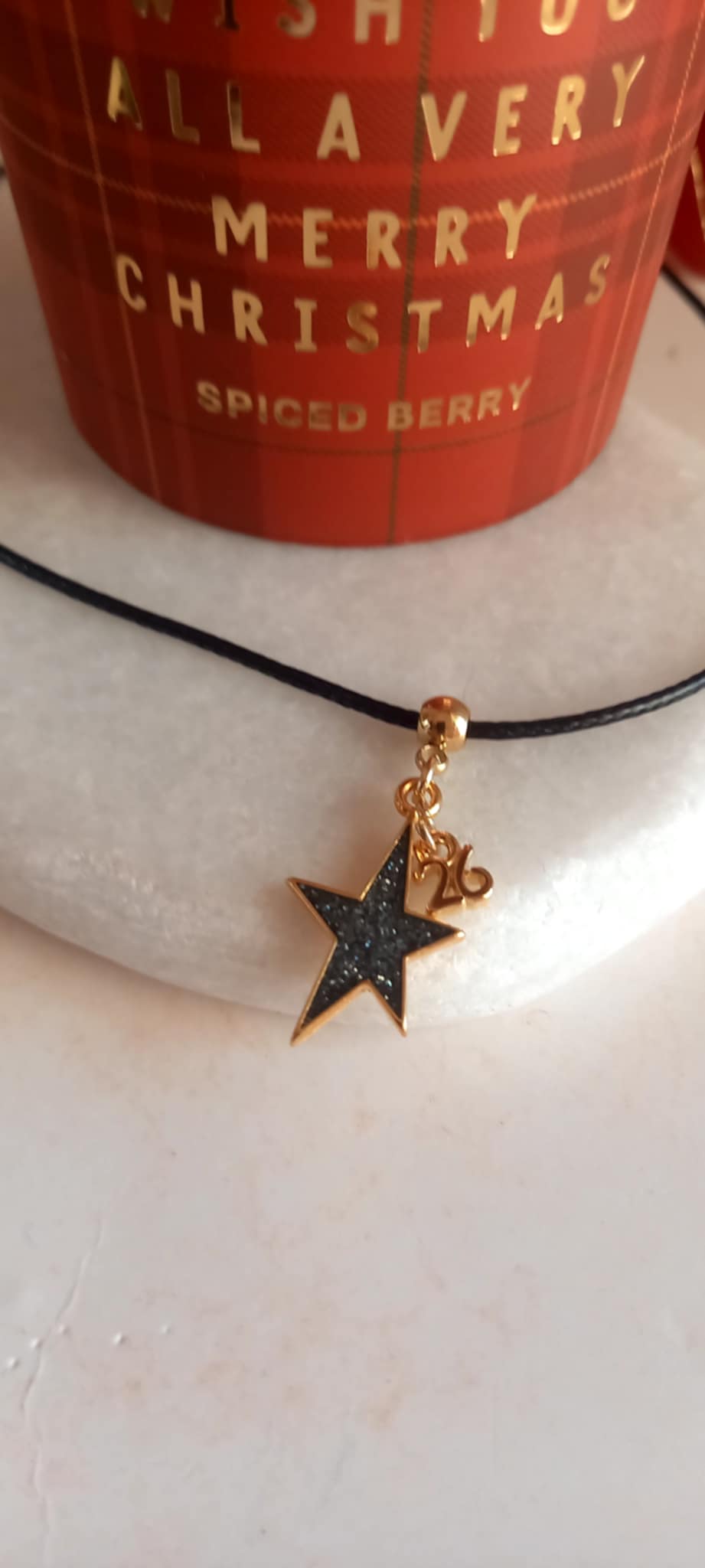 Κολιέ με κορδόνι και μοτίφ αστέρι