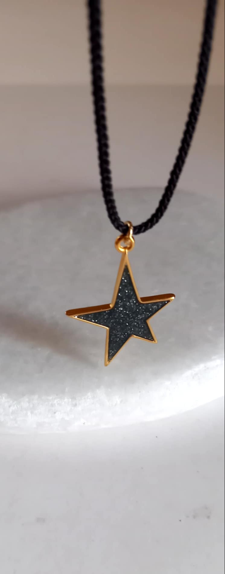 Κολιέ με κορδόνι και μοτίφ αστέρι με σμάλτο