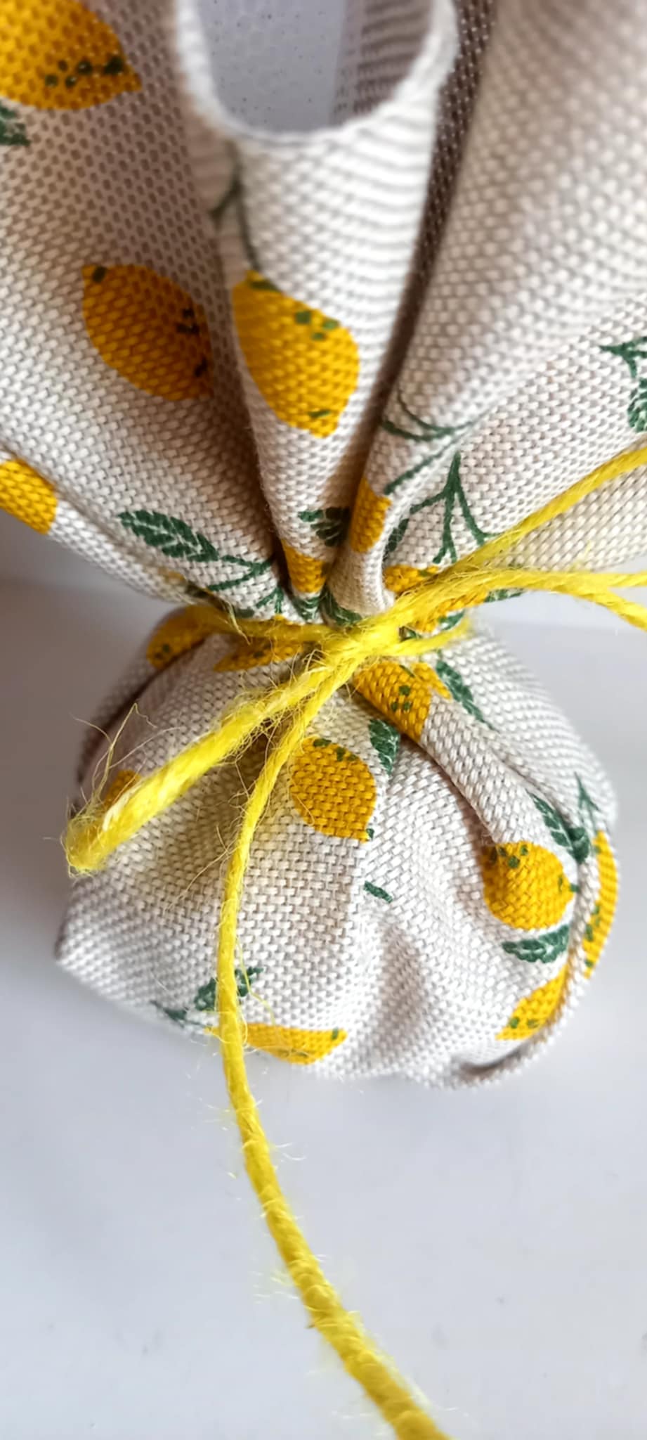 Μπομπονιέρα βάπτισης με θέμα λεμόνι