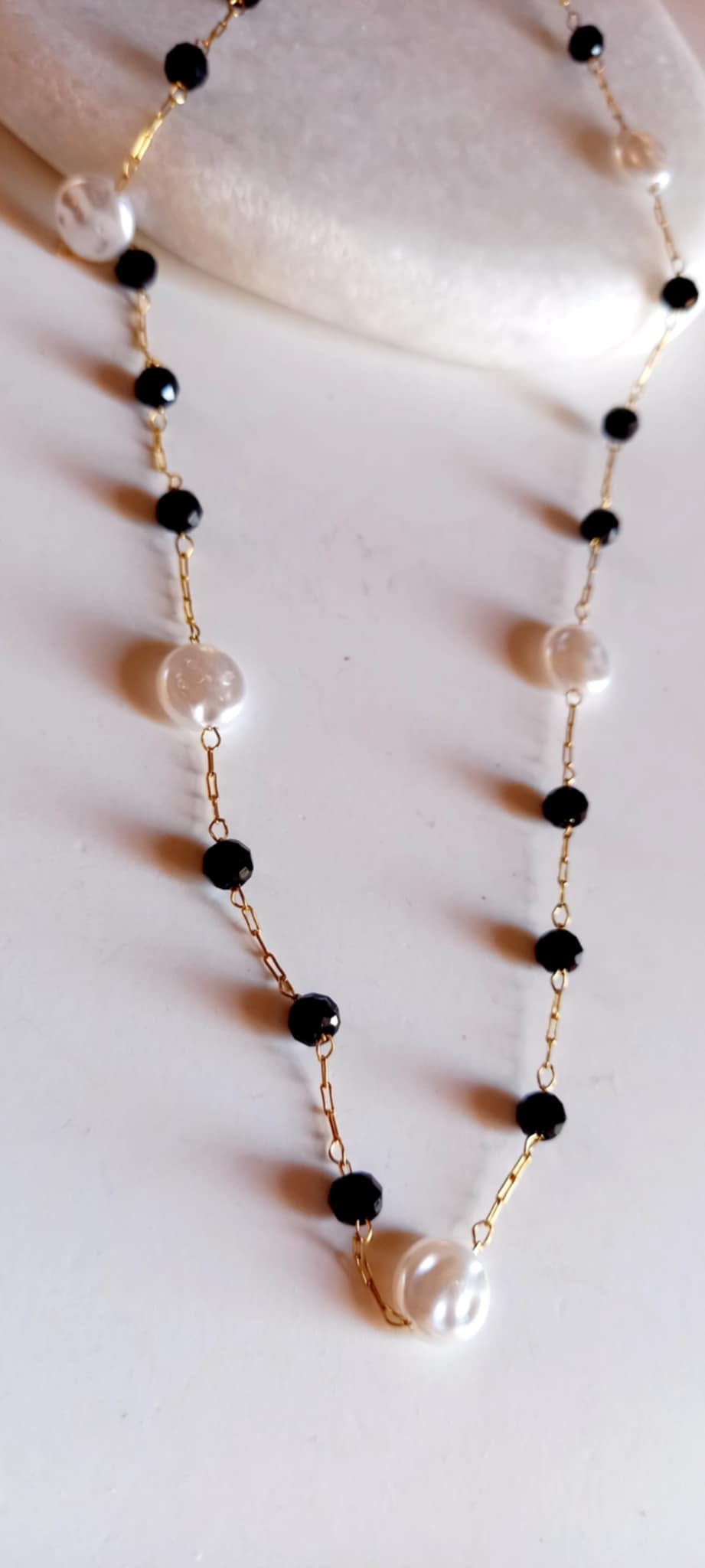 Κολιέ - ροζάριο σε λευκό και μαύρο