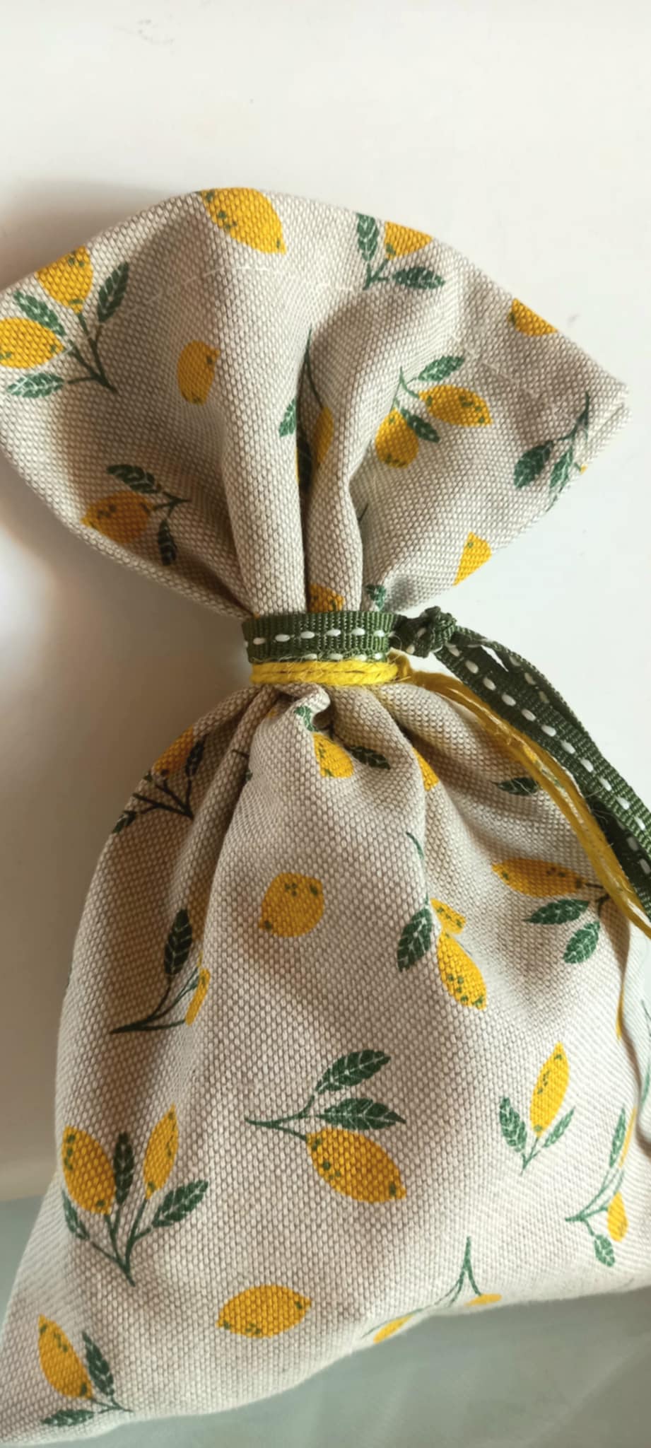 Μπομπονιέρα βάπτισης πουγκί με μοτίβο λεμόνια