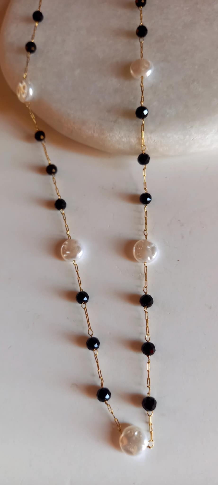 Κολιέ - ροζάριο σε λευκό και μαύρο