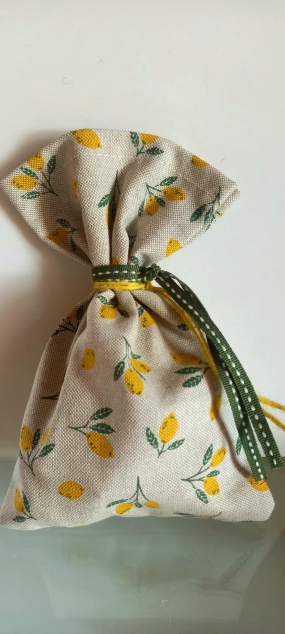 Μπομπονιέρα βάπτισης πουγκί με μοτίβο λεμόνια