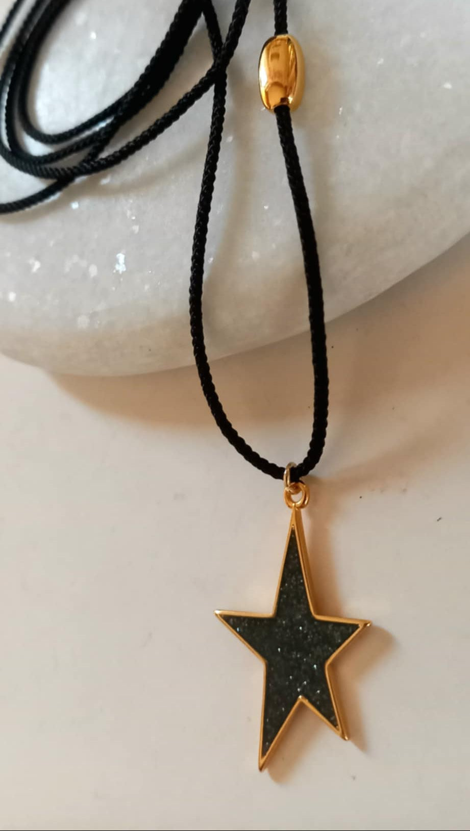 Κολιέ με κορδόνι και μοτίφ αστέρι με σμάλτο