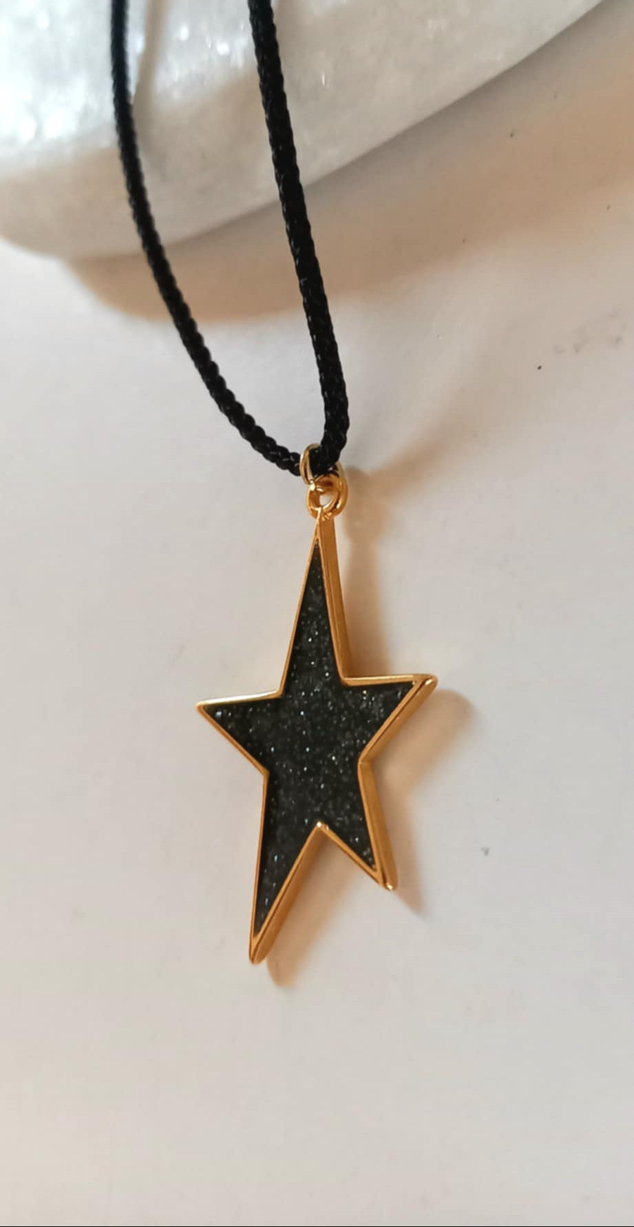 Κολιέ με κορδόνι και μοτίφ αστέρι με σμάλτο