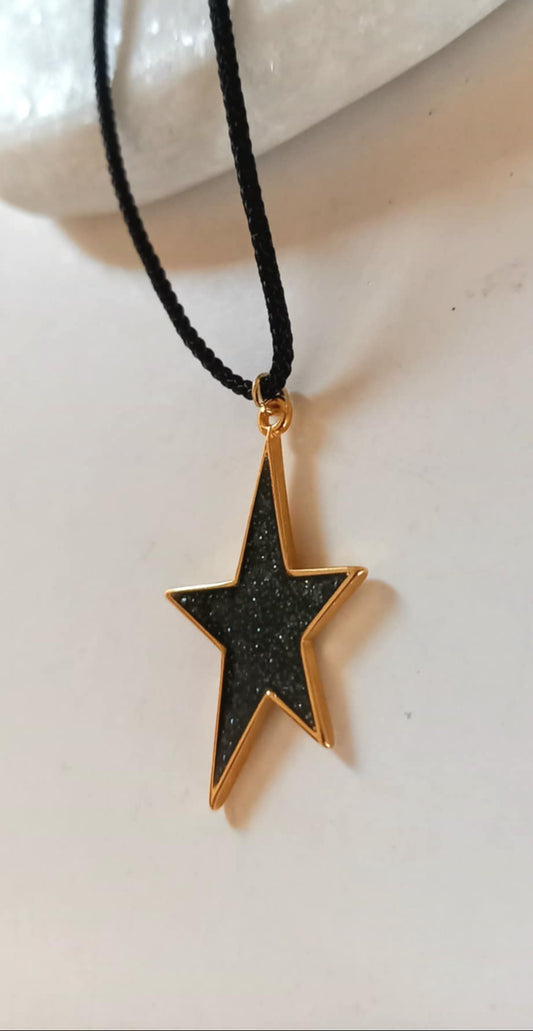 Κολιέ με κορδόνι και μοτίφ αστέρι με σμάλτο