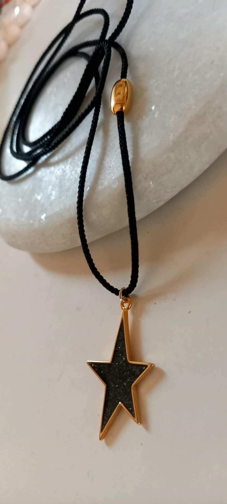 Κολιέ με κορδόνι και μοτίφ αστέρι με σμάλτο