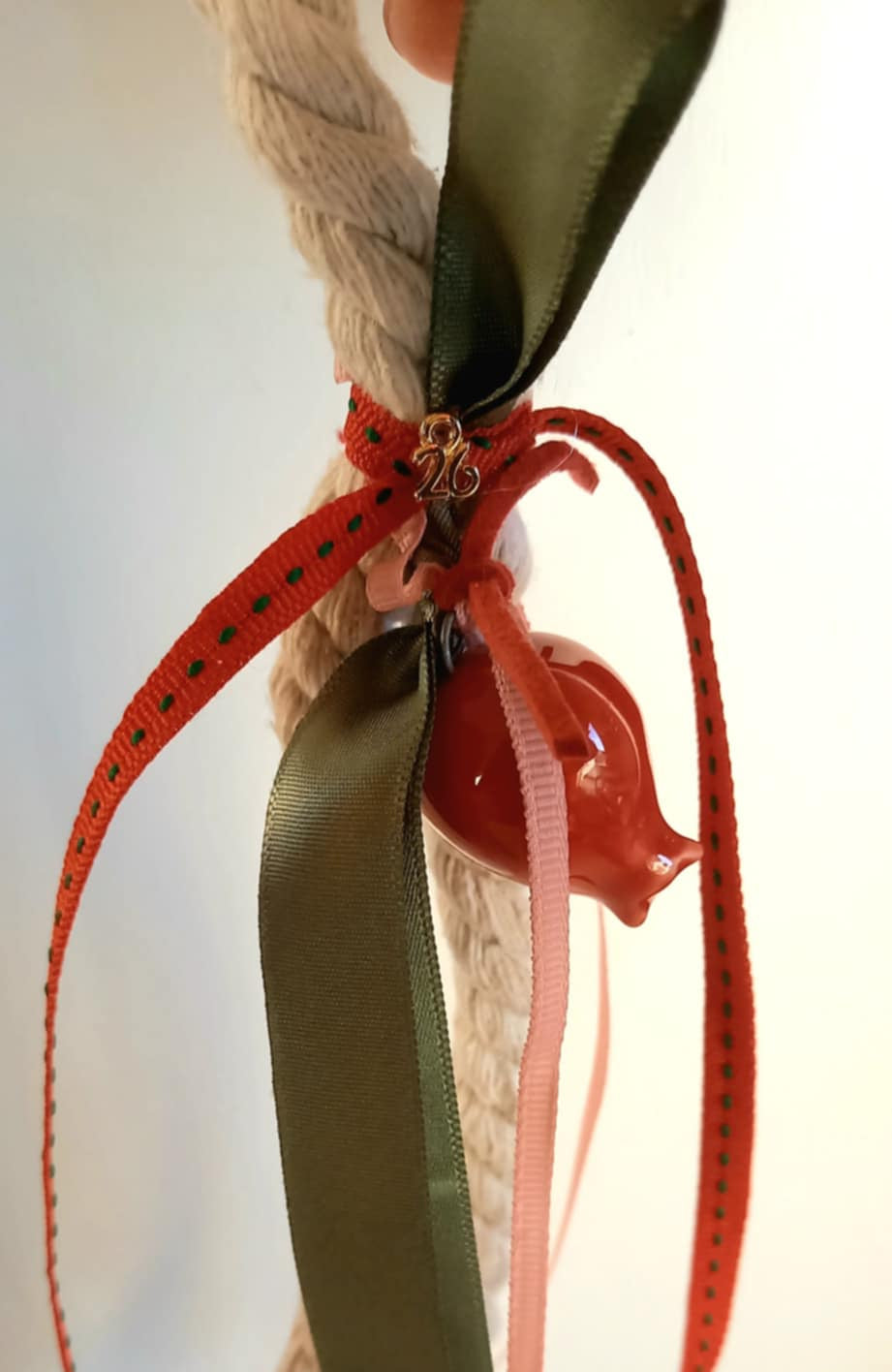 Κρεμαστό γούρι με κεραμικό ρόδι